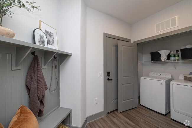 2BR, 2BA - 1,321SF - Entry / Laundry - District Eastside