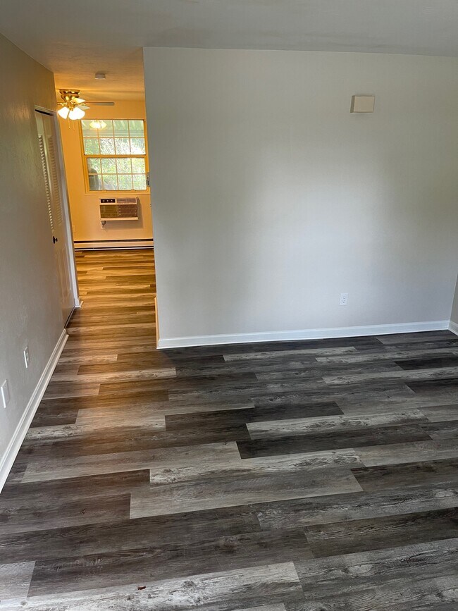 Building Photo - 637 Green Meadows Dr