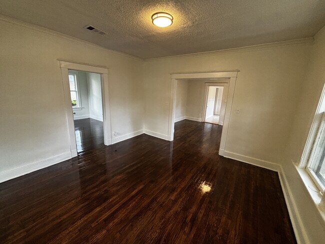 Foto del edificio - 2022 Waverly Ave