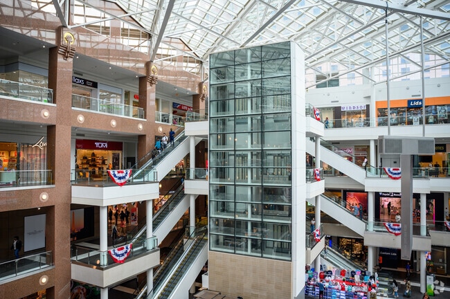 The Fashion Centre Mall is located near Arlington Ridge.