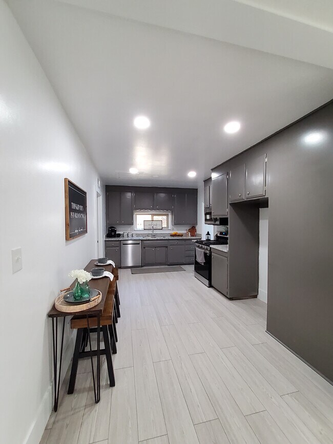 Foto del edificio - 1161 McMullen Ave