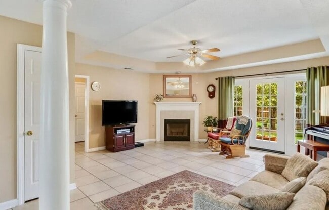 Building Photo - Charming 3 Bed / 2 Bath Home with Split Fl...