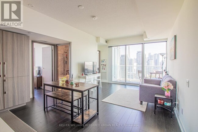 Photo du bâtiment - 17 Bathurst St