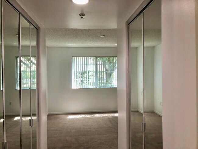 Foto del edificio - 1100 Crestwood Ct S