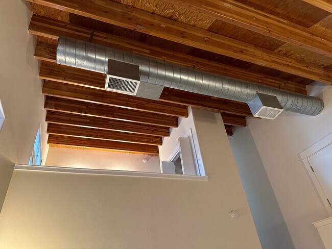 Building Photo - 301