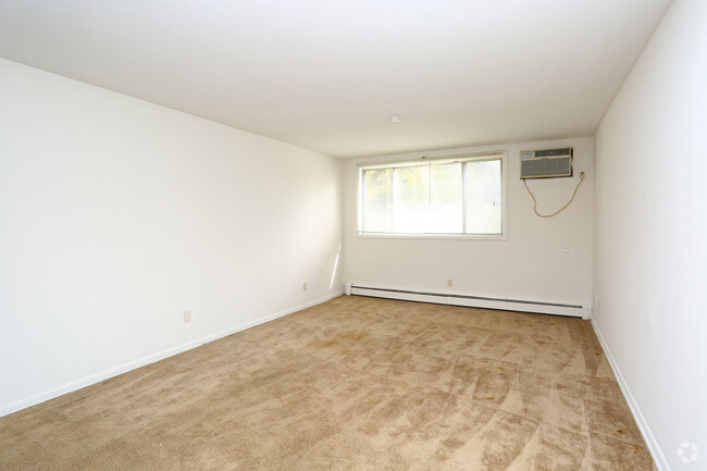 1HAB, 1BA - Sala de estar - St. Charles Place Apartments