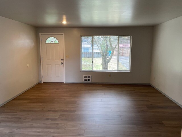 Sala de estar con vista frontal - 16520 Linden Ave N