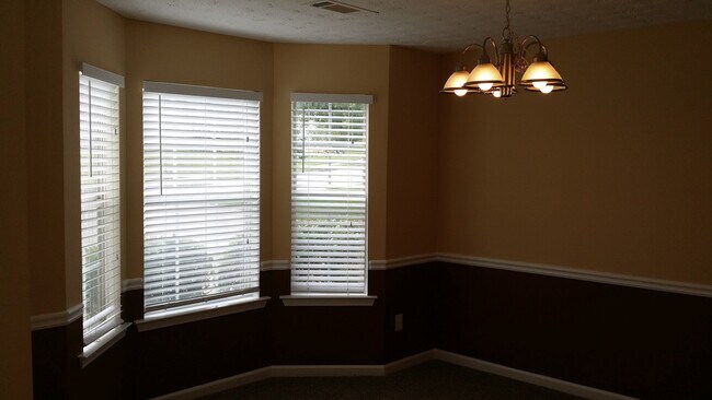 Foto del edificio - Impressive 4 Bedroom Home (Updated Pictures Coming Soon)