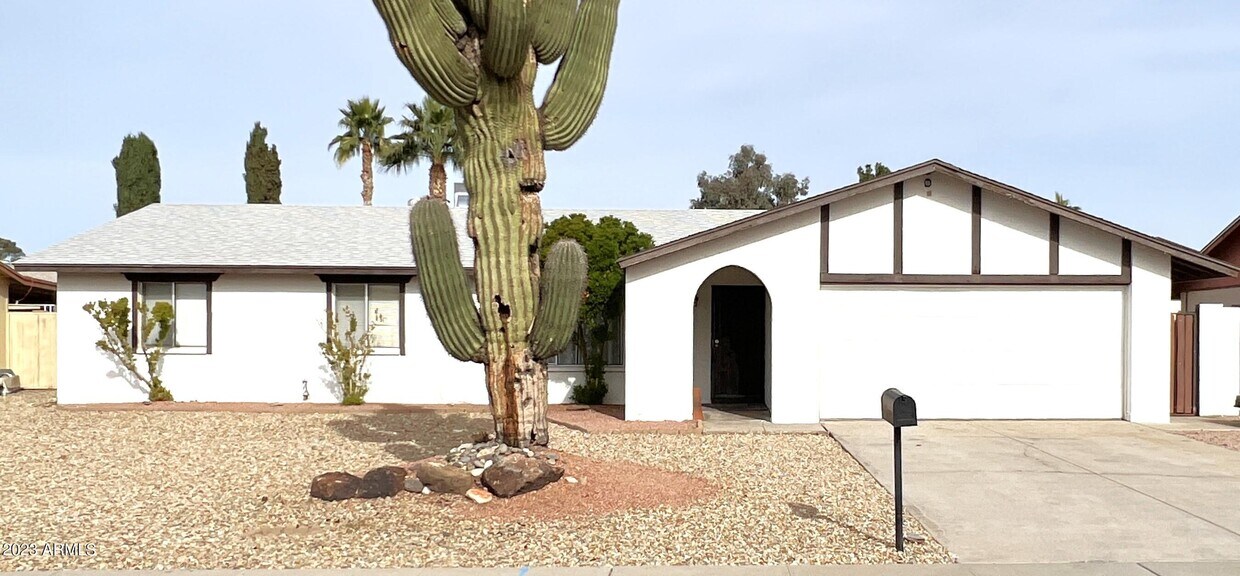 Primary Photo - 4042 W Poinsettia Dr