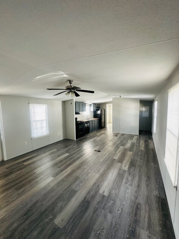 Foto del edificio - 33230 Walker North Rd