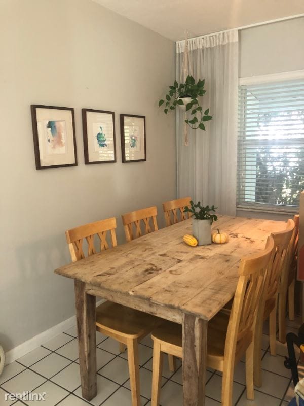 Building Photo - 1029 NE 113th St