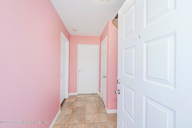 Foto del edificio - 857 Bloomingdale Rd