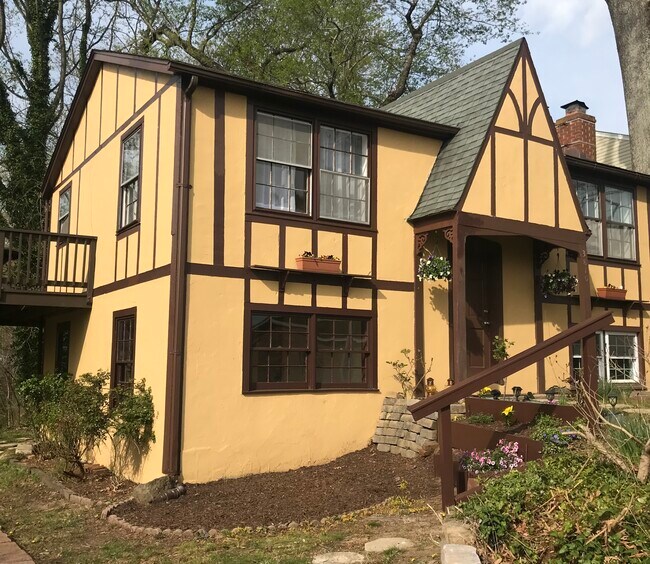 Building Photo - 3810 Bayview Dr