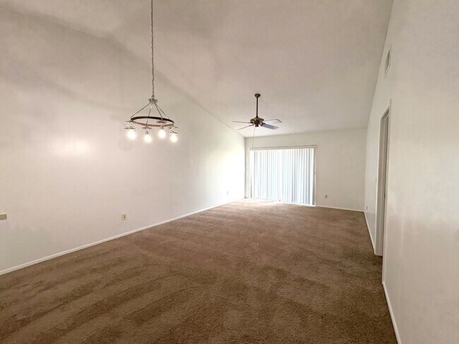 Foto del edificio - Charming 2-Bed, 2-Bath Home with Vaulted C...