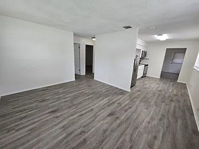 Building Photo - Remodeled 1/2 duplex on corner lot in St. Cloud