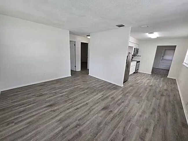 Foto del edificio - Remodeled 1/2 duplex on corner lot in St. Cloud