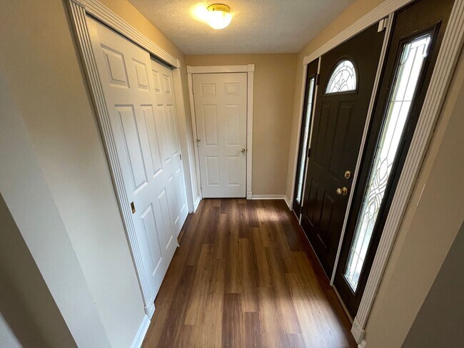 Foto del edificio - Nice split level home with garage and fenced backyard, Virtual Tour!