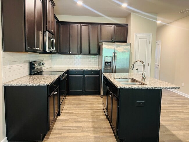 Building Photo - Beautiful 3 bedroom, 2.5 bathroom townhome...