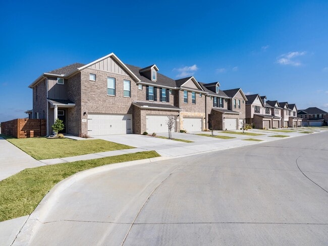 Nuestras casas cuidadosamente diseñadas con garajes adjuntos crean un paisaje urbano limpio que equilibra la privacidad, la funcionalidad y la comodidad diaria. - Amavi Celina