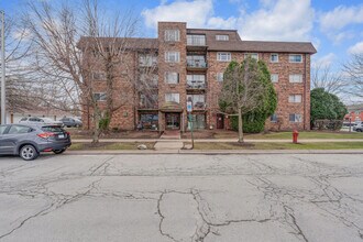 Building Photo - 7117 W 93rd St