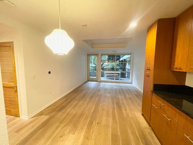 Foto del edificio - Dogpatch: Exceptional 1 Bed 1.5 Bath Condo @ Esprit Park with Garage Parking and Storage