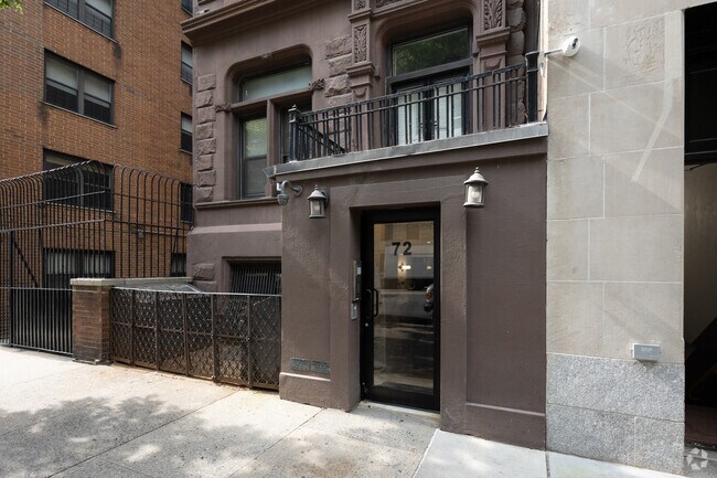 Entrada - 72 E 86th St