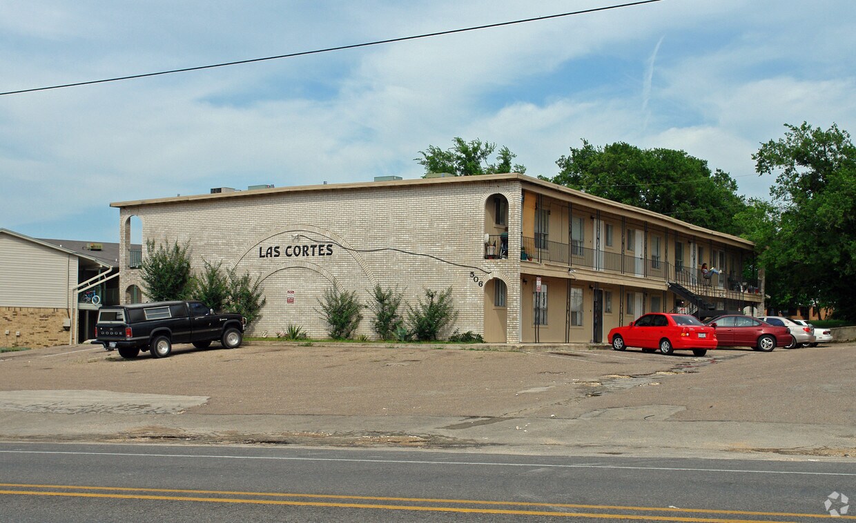 Primary Photo - Las Cortes Apartments