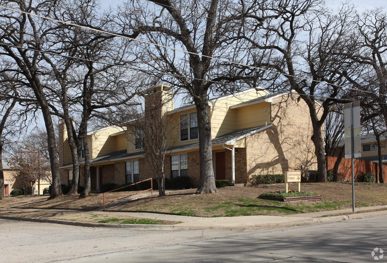 Primary Photo - Towne Oaks Townhomes