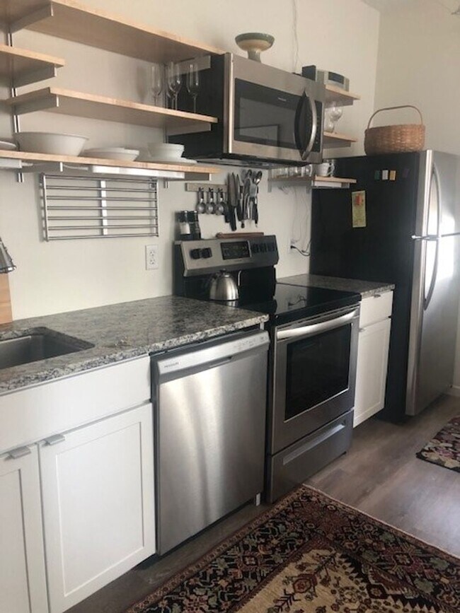 Building Photo - 1BR/1BA Condo Available Now!!  Fully Furni...