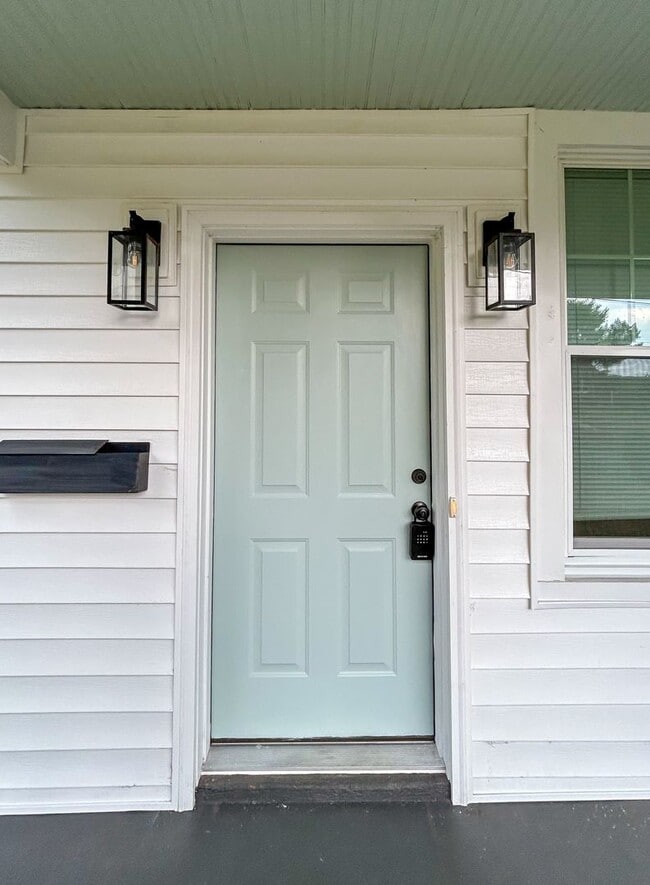Building Photo - Beautifully Updated 3-Bedroom, 2-Bathroom ...