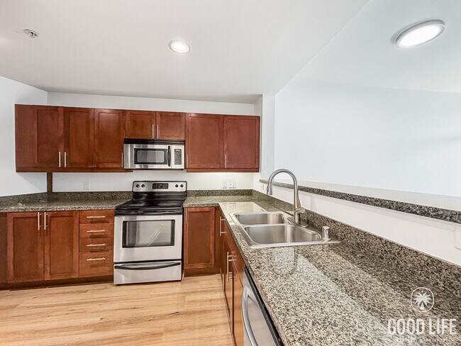 Building Photo - Charming 1BD/1BA Condo in East Village with Petco Park Views, A/C, W/D, Balcony, Community Gym & ...