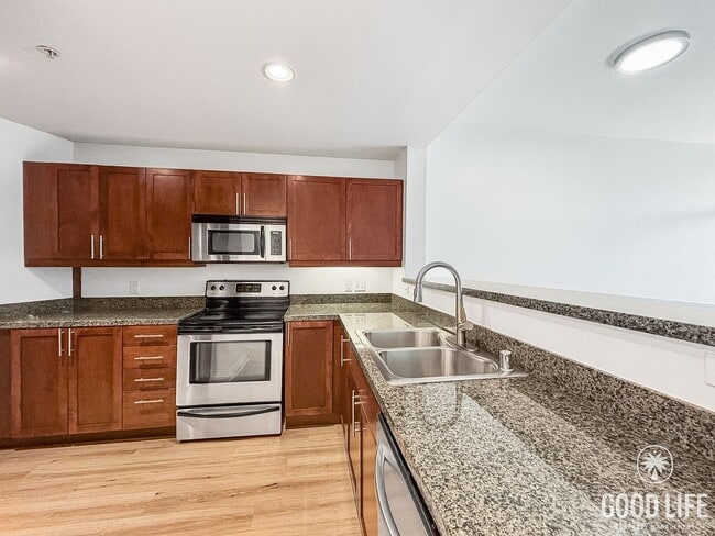 Foto del edificio - Charming 1BD/1BA Condo in East Village with Petco Park Views, A/C, W/D, Balcony, Community Gym & ...