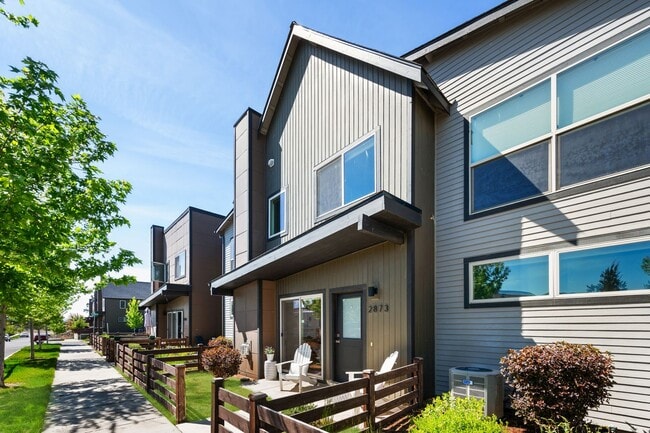 Building Photo - Modern 3 Bed/2.5 Bath Townhome in NW Redmond