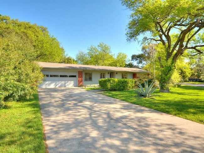 Building Photo - 2600 Twin Oaks Dr