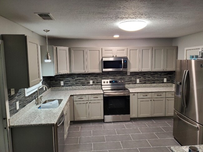 Building Photo - 604 Maple St