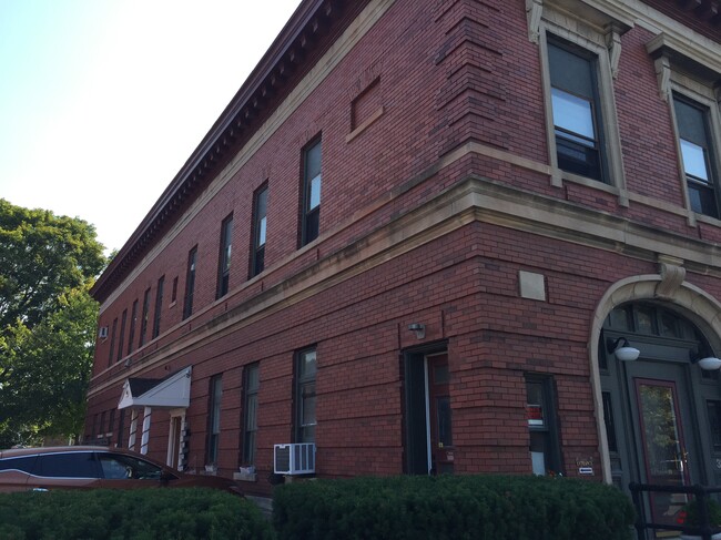 Building Photo - 324 3rd St