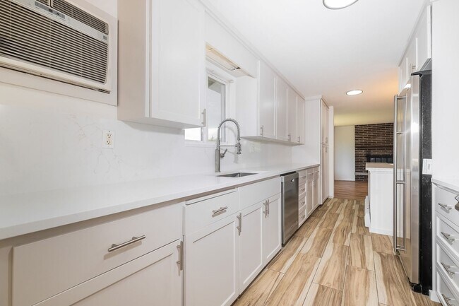 Foto del edificio - Versatile 5 Bedroom Retreat with Office and Outdoor Living in Burien