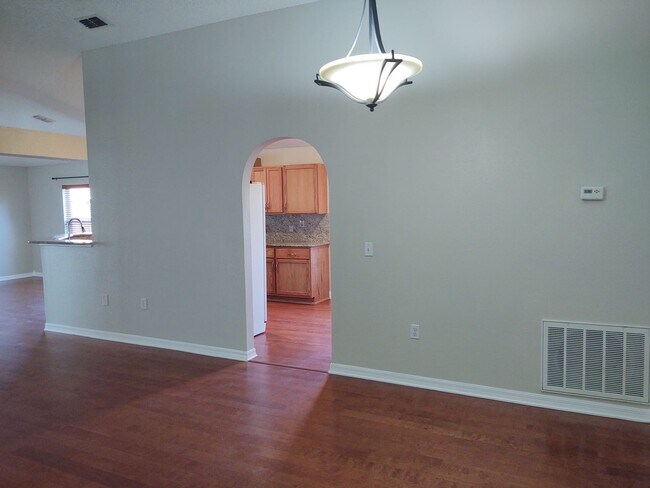 Building Photo - Freshly Painted Home with enormous yard an...