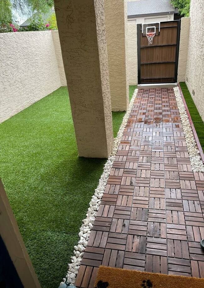 Foto del edificio - Stunning 3 bedroom, 2.5 bathroom Townhome ...
