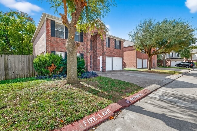 Building Photo - 8366 Golf Green Cir