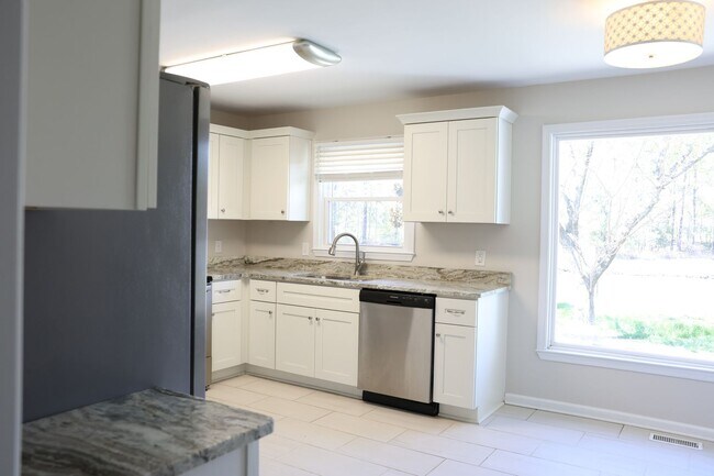 Building Photo - Fabulous neighborhood 4 BR home right on E...
