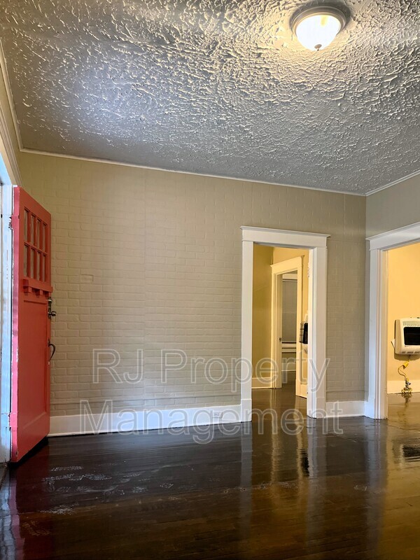 Foto del edificio - 1267 Englewood St