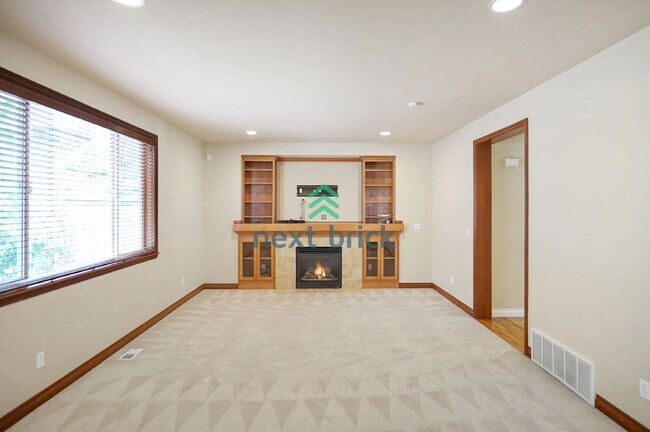 Foto del edificio - Stunning 3-Bedroom, 3.5-Bathroom Home in Desirable Woodinville