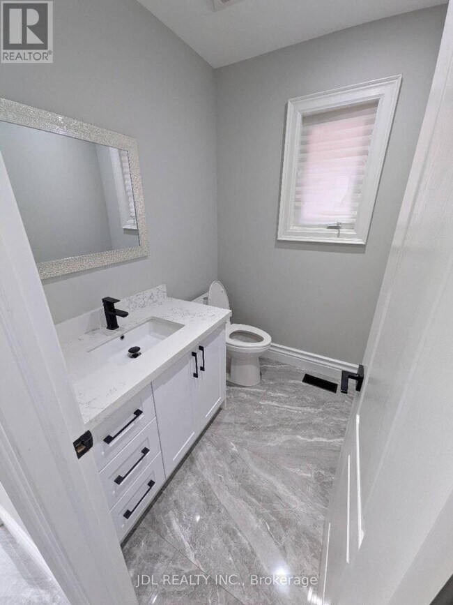 Building Photo - 390 Elson St