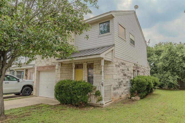 Building Photo - 1500 N Claremont Cir
