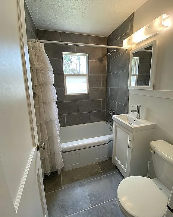 Baño con bañera y ducha. - 3535 Apple St