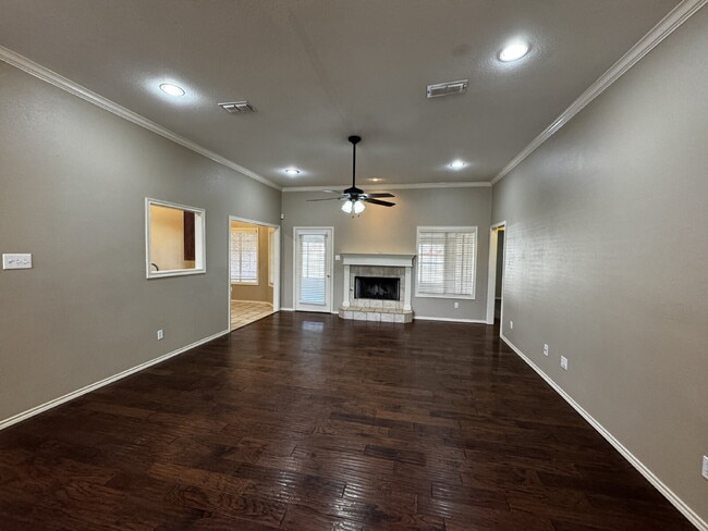 Building Photo - Beautiful Home in Upscale Neighborhood!