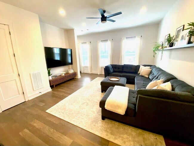 Living Area - 1605 Parkwood Ave