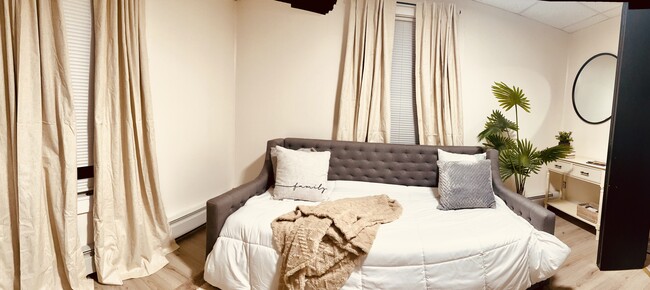 Building Photo - 154 Grove St