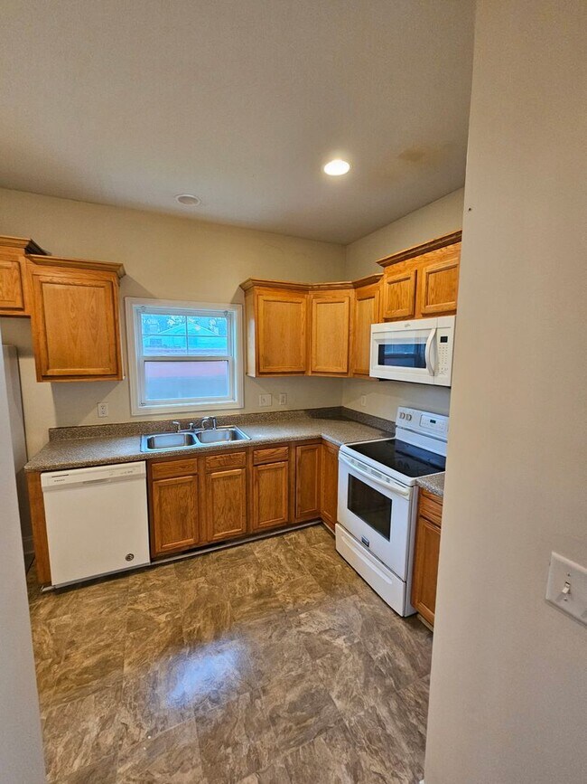 Foto del edificio - 3BR 2BA Townhome